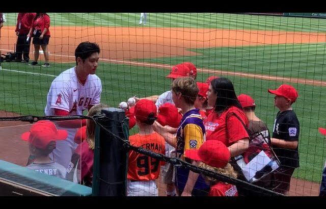 Shohei Ohtani signing autographs for kids before game 5/29/22 大谷サインサイン
