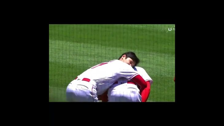 Shohei Ohtani hugs Ward after stepping on his foot! Sweet big baby!