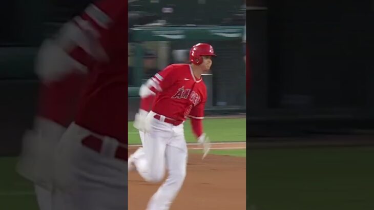 Shohei Ohtani not only leads MLB in homers, but also in triples!