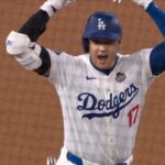 【ドジャース・大谷翔平 WS初ヒットは2塁打1エラーで3塁まで到達！】好走塁見せ感情剥き出し！あと少しでホームランというフェンス直撃の弾丸ライナー！