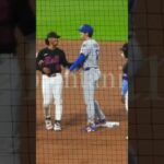大谷翔平選手を触りまくるリンドーア‼️二塁に行くとこんなにメッツの選手が集まってきました！みんな大好き大谷さん、なのでここぞとばかりに触る触る！shohei ohtani#dodgers#mets