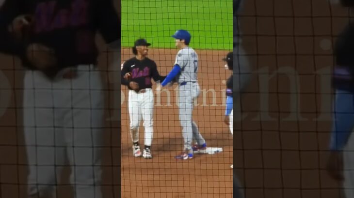 大谷翔平選手を触りまくるリンドーア‼️二塁に行くとこんなにメッツの選手が集まってきました！みんな大好き大谷さん、なのでここぞとばかりに触る触る！shohei ohtani#dodgers#mets