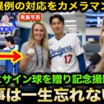 【大谷翔平】ボール直撃カメラマンにサイン球と記念撮影の”異例対応”！プレー外での紳士対応に米国から拍手喝采『翔平が愛される理由よ!!』【海外の反応/ドジャース/佐々木朗希】