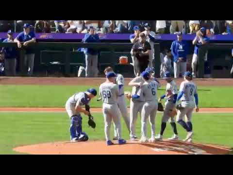 大谷翔平選手の人柄が垣間見られた瞬間。カーショウ選手が最後の登板を終えて、仲間に讃えられている時、大谷翔平選手は目立たぬ所で勇姿を見つめる#kershaw #shoheiohtani #dodgers