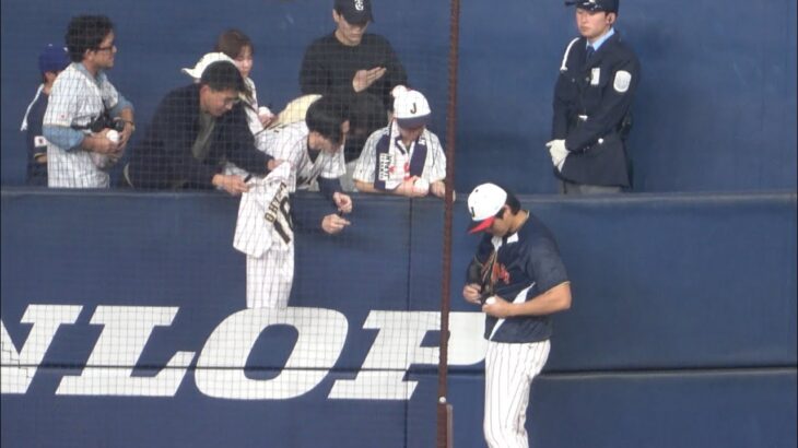 大谷翔平　優しいファンサービス！！投球練習後に客席の少年を呼び、ボールにサインする！（2026/3/2）