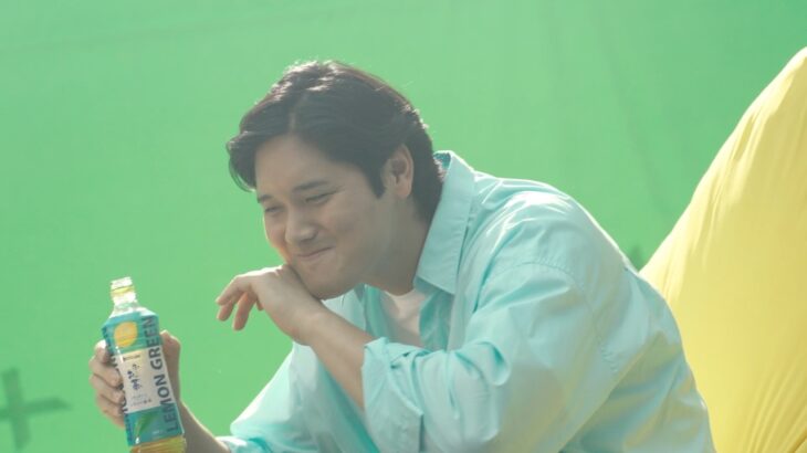 WBC開幕直前！大谷翔平、リラックスモードでお茶をこぼすお茶目な姿も　お〜いお茶 新CM『お～いお茶 LEMON GREEN 合うわけ…合った』篇