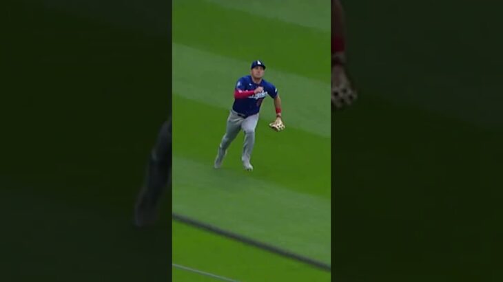 Shohei Ohtani was amused by Ryan Ward’s sliding grab 😄